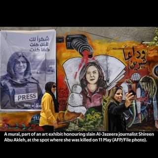 Mungkin seni ‎3 orang dan ‎teks yang berkata '‎لك شكراً كنت لأنك كنت كما وداعا وداعا PRESS عاقلة أبو A mural, part of an art exhibit honouring slain Al-Jazeera journalist Shireen Abu Akleh, at the spot where she was killed on 11 May (AFP/File photo).‎'‎‎